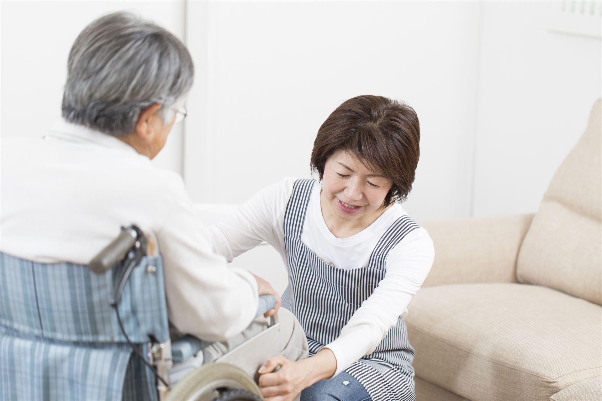 入居者を介護する女性ヘルパー