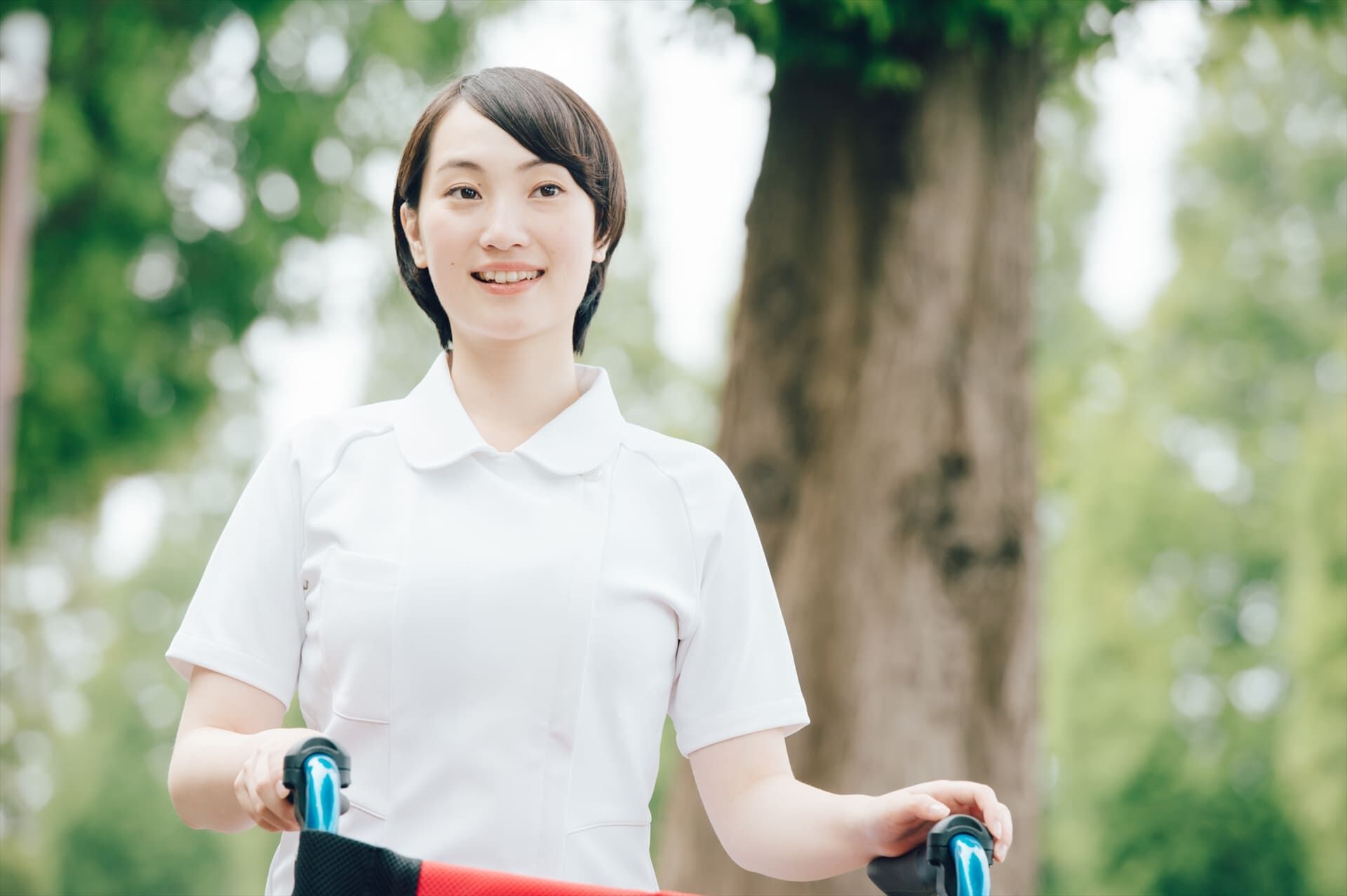 車椅子を持つスタッフ